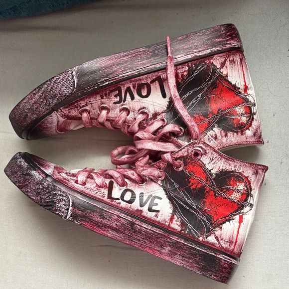 Converse Style High-Top Sneakers with Heart Design - Picture 5 of 5